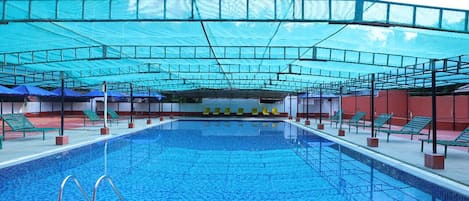 Alberca al aire libre y salvavidas en la propiedad