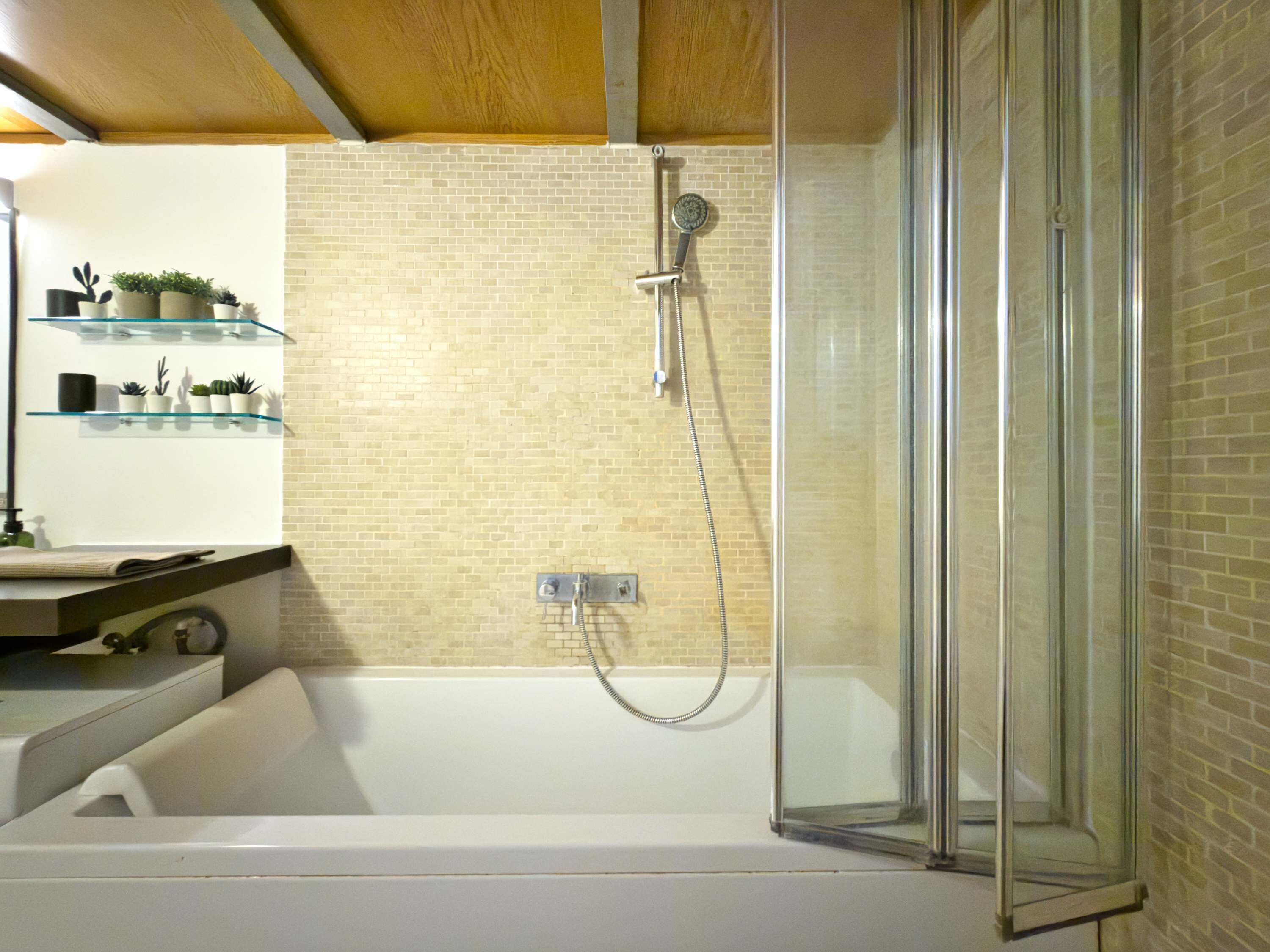 Een douche, een haardroger, handdoeken, shampoo