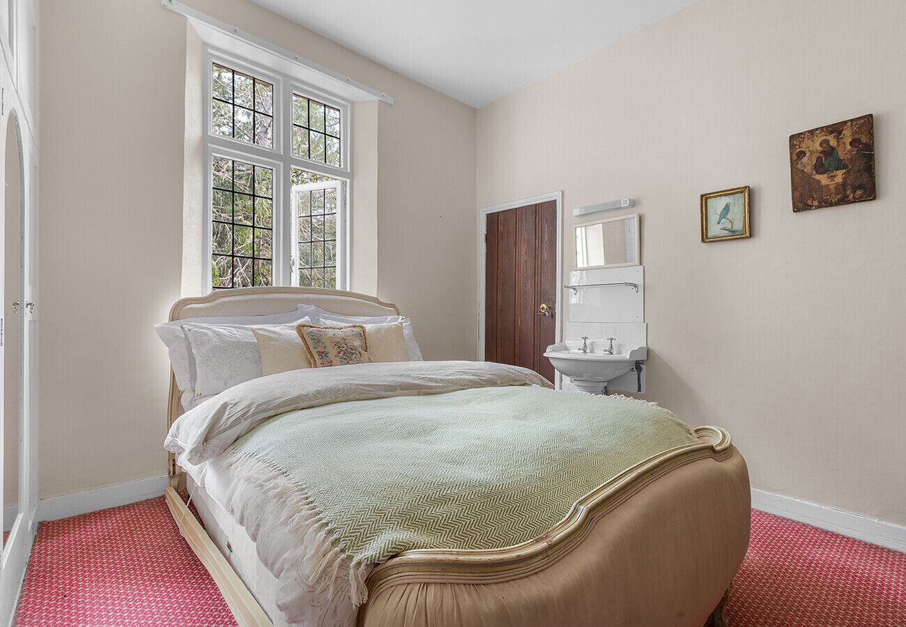 11 bedrooms, iron/ironing board, free WiFi, bed sheets