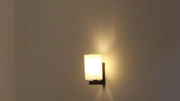 Työpöytä, kannettavalle tietokoneelle sopiva työtila, pimennysverhot