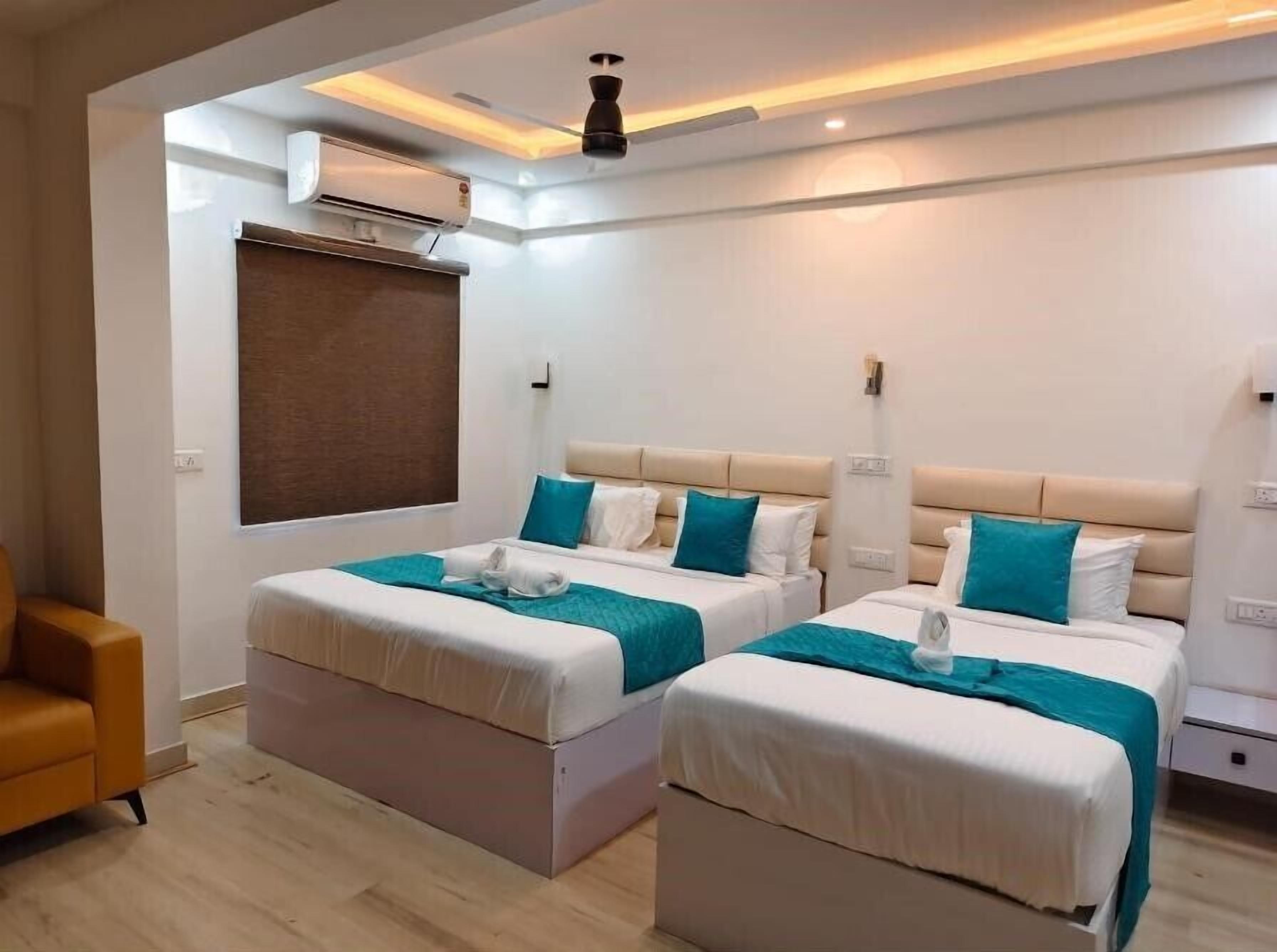 Habitación familiar | Ropa de cama de alta calidad, edredones de plumas, escritorio