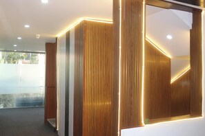 Ein modernes Interieur mit Holzvertäfelung und indirekter Beleuchtung.