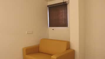 Quarto casal luxo | Área de estar | TV LED 24 polegadas com canais a cabo