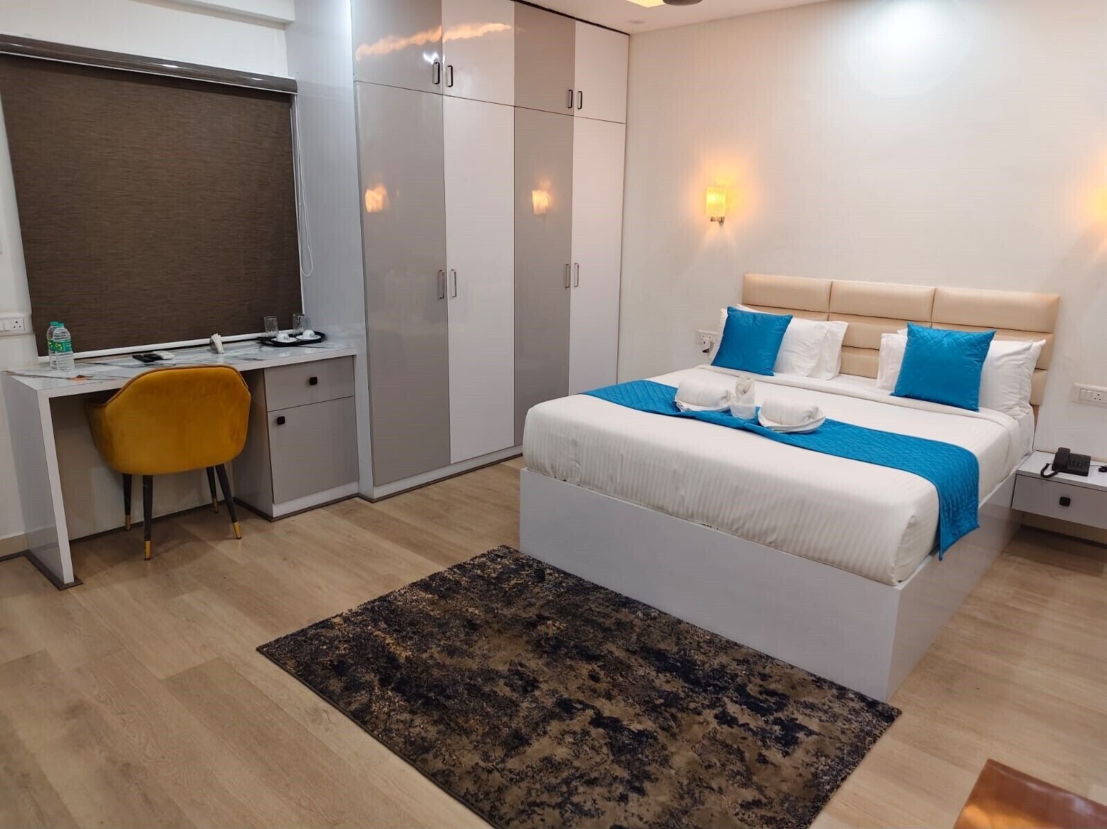 Habitación Deluxe doble | Ropa de cama de alta calidad, edredones de plumas, escritorio