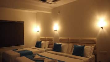 Kamar Keluarga | Meja kerja, ruang kerja ramah laptop, dan tirai kedap cahaya