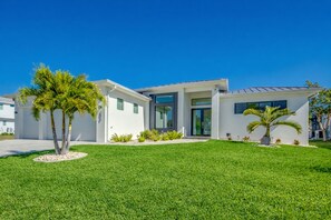 Exterior - Villa Linovizo - on water, pool, spa, views, boating (Cape Coral)