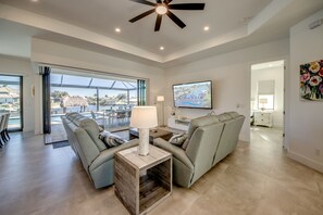 Smart TV, stereo - Villa Linovizo - on water, pool, spa, views, boating (Cape Coral)