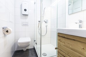 Een douche, een haardroger, handdoeken
