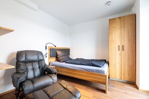 Tabla de planchar con plancha, wifi, ropa de cama