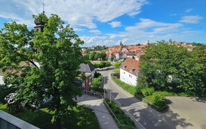 Une ville qui se distingue par son église imposante, ses rues pavées et sa végétation luxuriante.