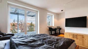 Tabla de planchar con plancha, wifi y ropa de cama