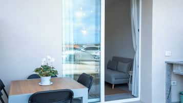 Apartment, Poolblick | Speisen im Freien