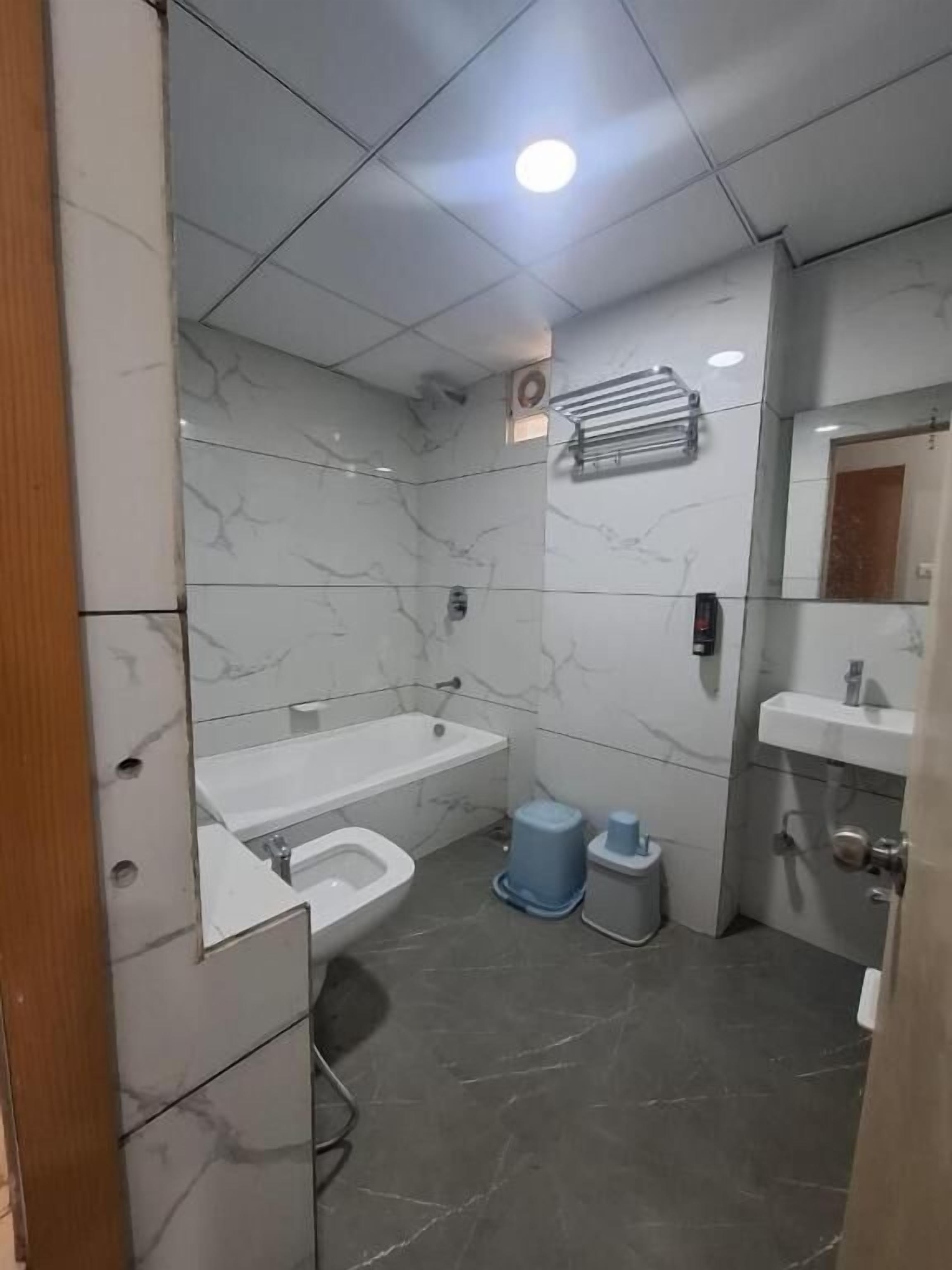 Une salle de bain moderne avec une baignoire, des toilettes et un lavabo.