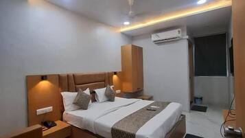 Desk, laptop workspace, iron/ironing board, free WiFi