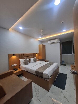 Phòng đôi Deluxe, quang cảnh thành phố | Bàn, khu vực làm việc phù hợp cho laptop, bàn ủi/dụng cụ ủi quần áo 