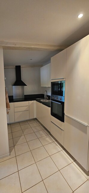 Microwave, oven, stovetop, dishwasher - Quiet gîte in the heart of nature 🌿 Clim & swimming pool - center du Var (Le Luc)