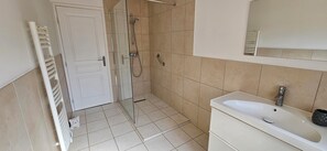 Shower, towels - Quiet gîte in the heart of nature 🌿 Clim & swimming pool - center du Var (Le Luc)