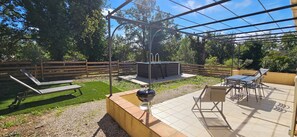 Outdoor dining - Quiet gîte in the heart of nature 🌿 Clim & swimming pool - center du Var (Le Luc)