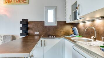 Kjøleskap, mikrobølgeovn, ovn og kokeplater