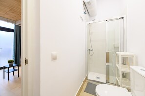 Shower - M (RBL180) Cozy duplex in Salamanca (Madrid)