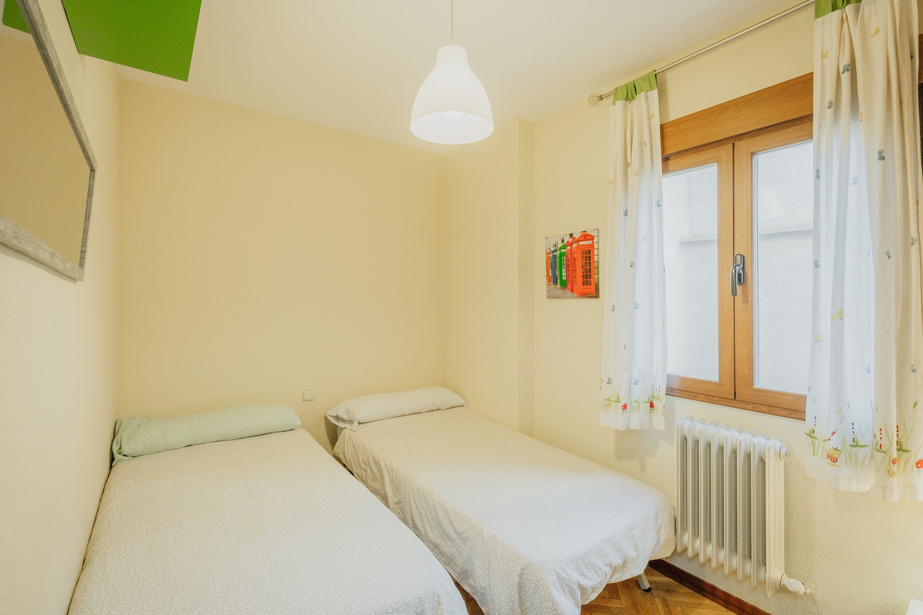 Planxa i posts de planxar, wifi i roba de llit 