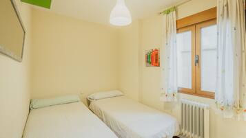 Planxa i posts de planxar, wifi i roba de llit