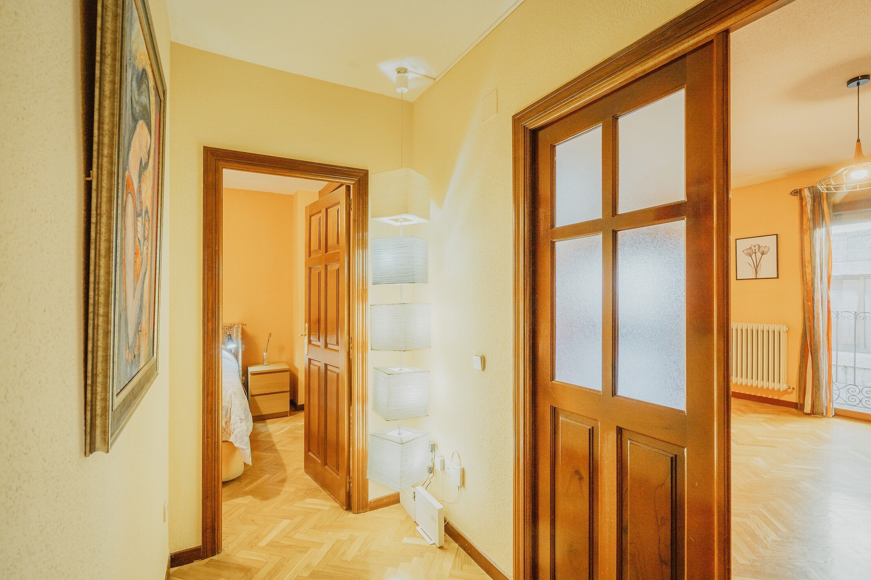 Tabla de planchar con plancha, wifi, ropa de cama