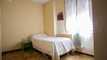 Een strijkplank/strijkijzer, wifi, beddengoed