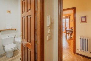 Regadera, secadora de cabello, toallas 