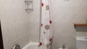 Een douche, een haardroger, handdoeken