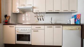 Een koelkast, een microgolfoven, een oven, een kookplaat