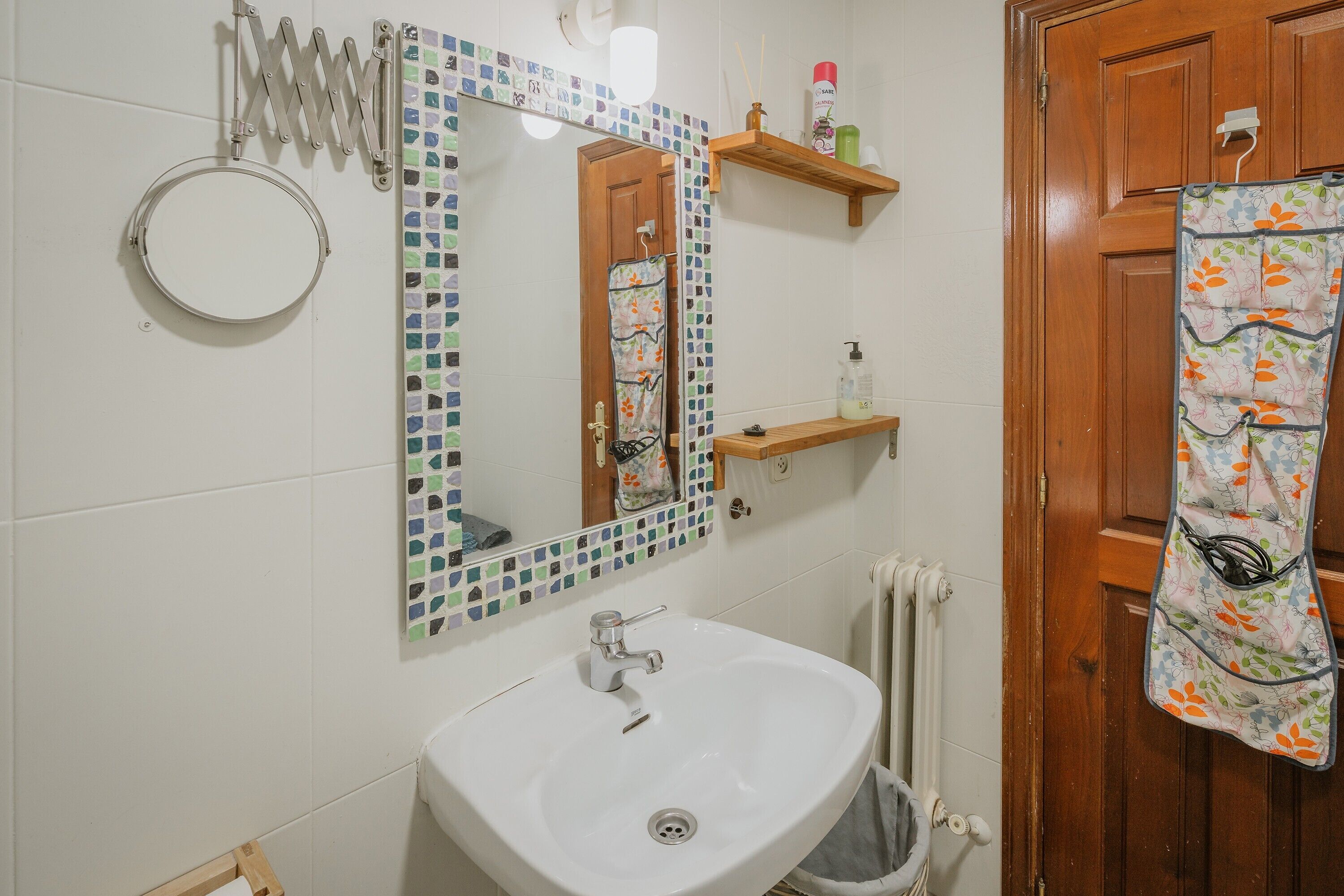 Douche, sèche-cheveux, serviettes fournies