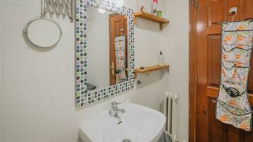 Douche, sĂšche-cheveux, serviettes fournies