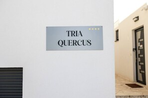 Ein Schild mit dem Namen "TRIA QUERCUS" und drei Sternen.