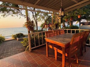 Suite familiar, 2 habitaciones, vistas al mar | Restaurante al aire libre