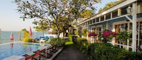 室外游泳池,開放時間為 06:00 至 22:30,提供日光浴躺椅