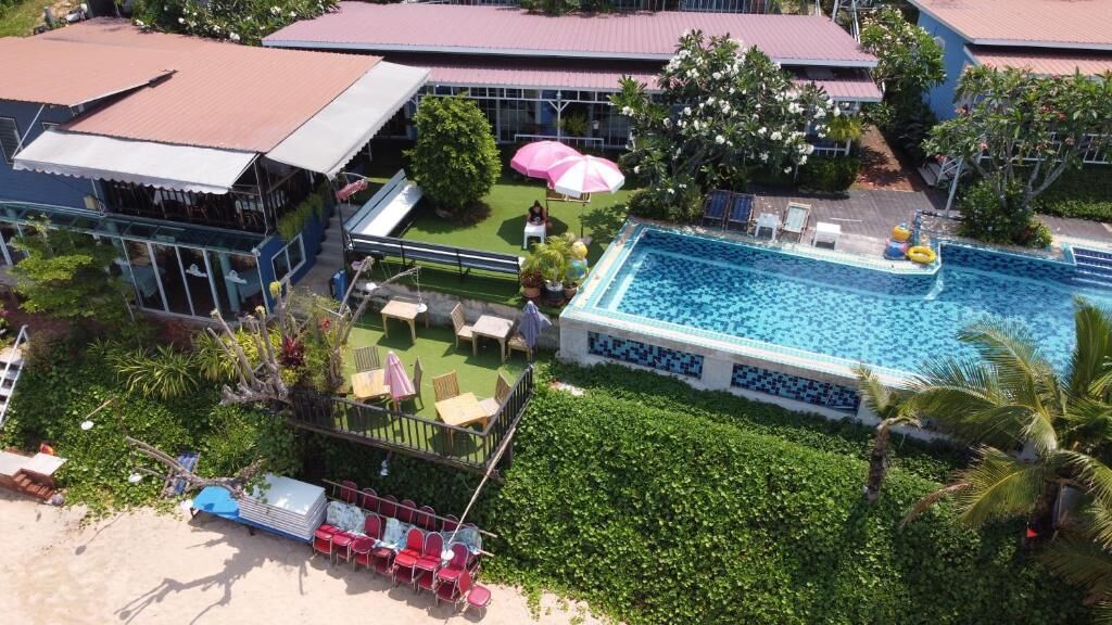 Una piscina al aire libre, sillones reclinables de piscina