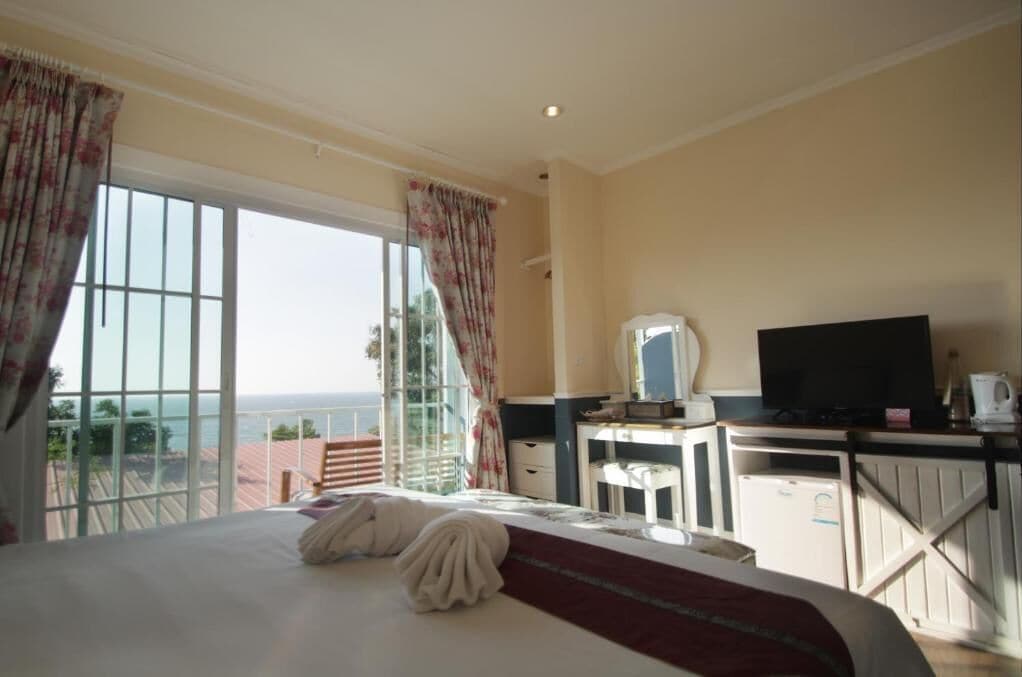 スタンダード ダブルルーム バルコニー パーシャルシービュー | ノートパソコン用作業スペース、WiFi (無料)