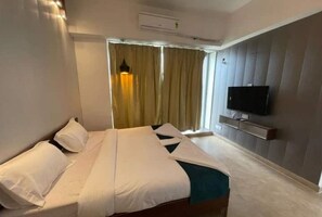 1 bedroom, iron/ironing board, WiFi, bed sheets - Cozy Yard | Modern Minimal Studio Near Spectrum Mall & Metro 🌿 (Noida)