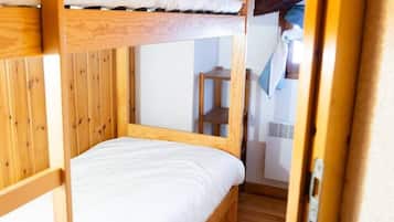 4 bedrooms, WiFi, bed sheets