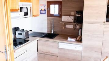 Frigorifero, microonde, forno, piano cottura