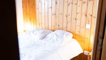 4 bedrooms, WiFi, bed sheets