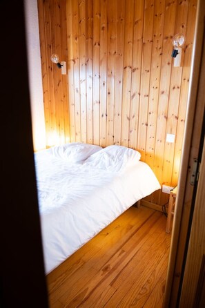 4 bedrooms, WiFi, bed sheets