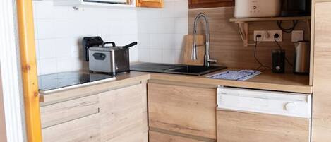 ثلاجة، ميكروويف، فرن، موقد طهي مسطح