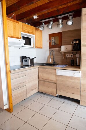 Réfrigérateur, micro-ondes, four, plaque de cuisson