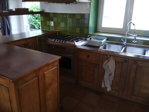 Frigorífic, microones, forn i placa de cuina 