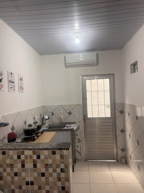Private kitchen - Cozy tiny house in the heart of Belém with new furniture. (Belém)