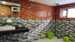 Pantuflas, toallas, jabón, papel de baño 