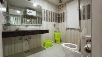 Quarto casal ou duplo luxo, vista para a cidade | Banheiro | Chinelos, toalhas de banho, sabonete, papel higiênico
