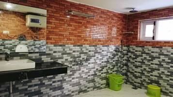 Suite Keluarga, balkon, pemandangan gunung | Kamar mandi | Sandal, handuk, sabun, dan tisu toilet